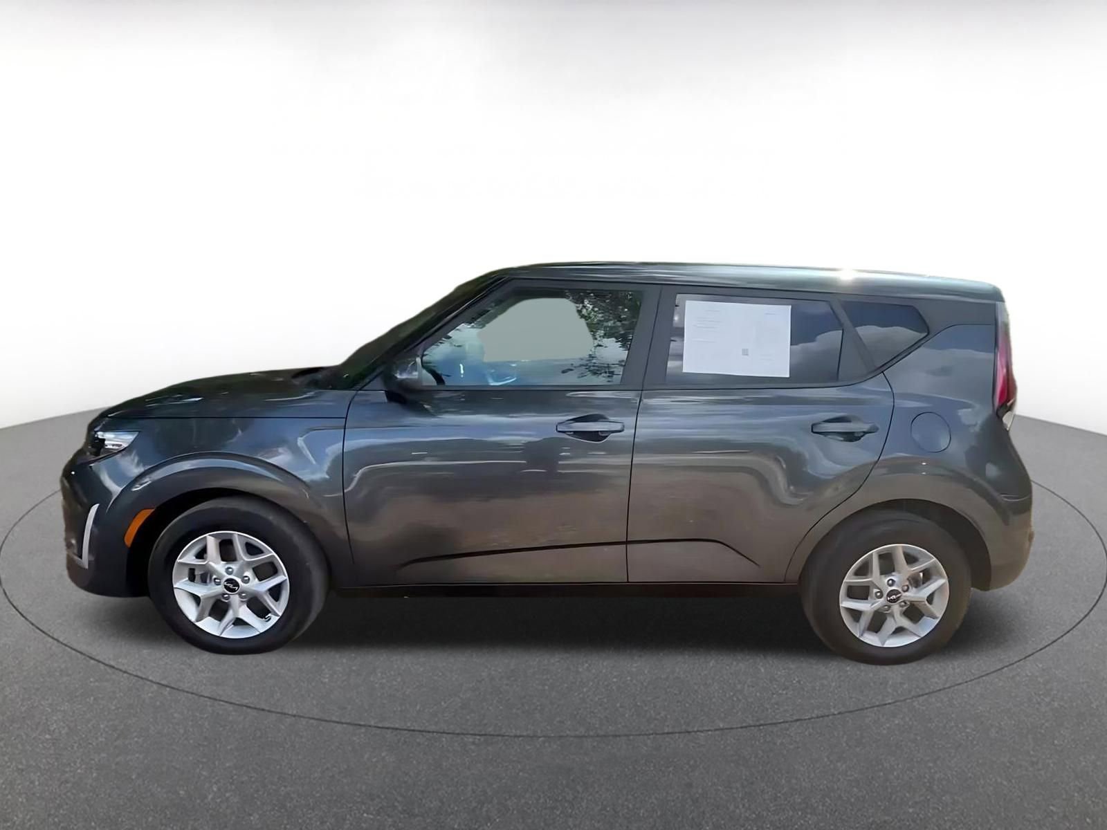 Used 2025 Kia Soul LX w/ LX Technology Package FWD image 9