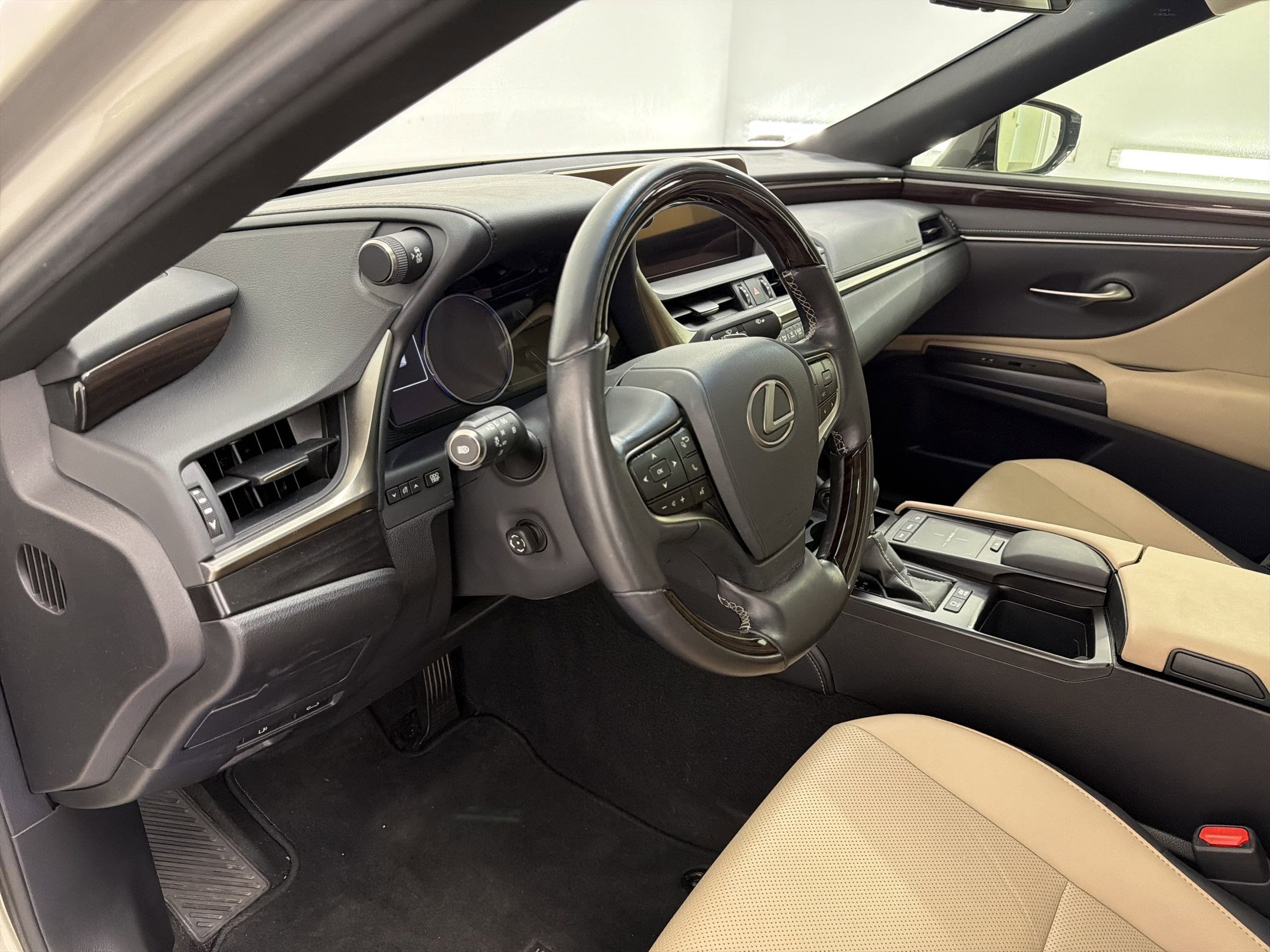 Used 2019 Lexus ES 300h w/ Premium Package FWD image 4