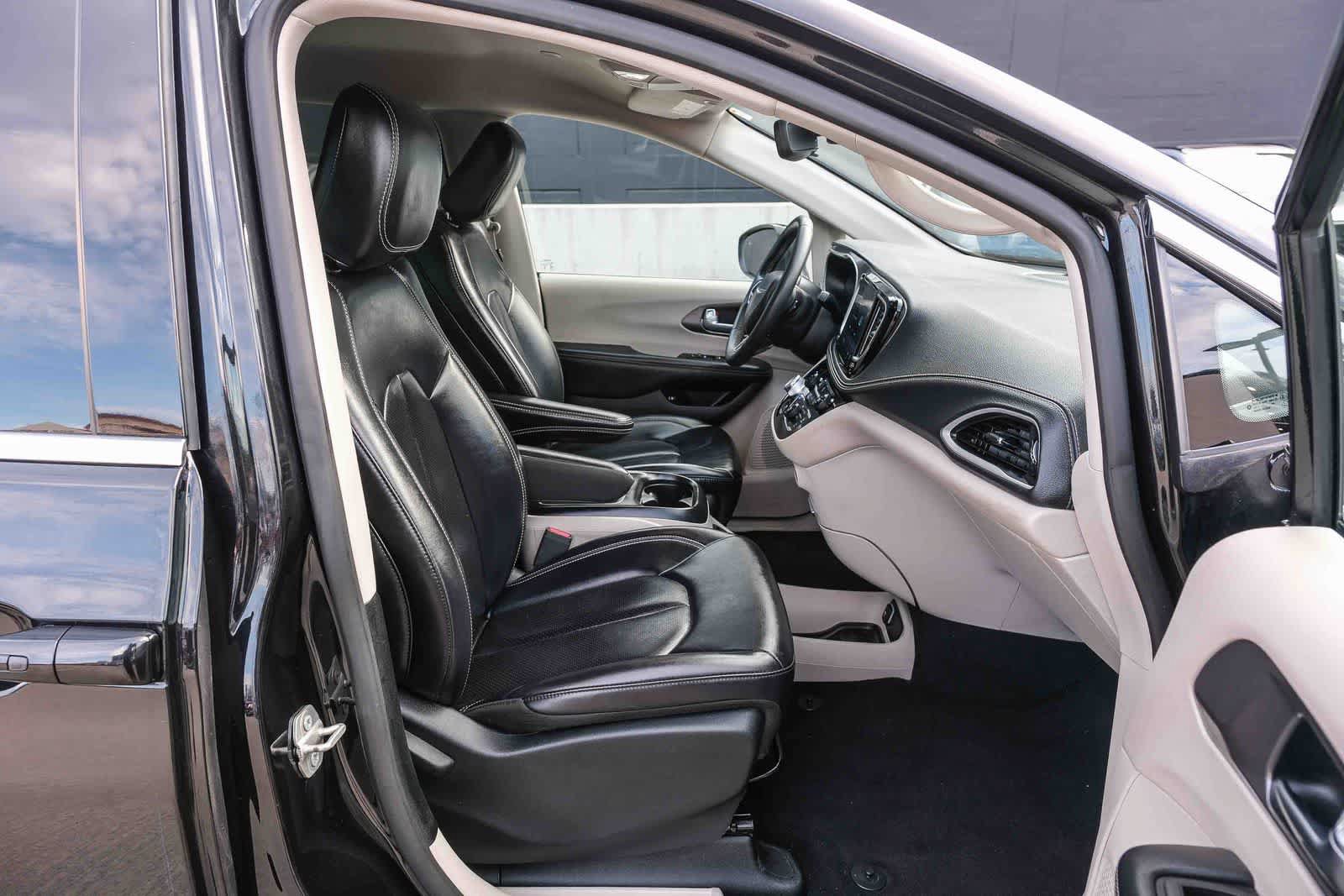 Used 2023 Chrysler Pacifica Touring-L FWD image 18