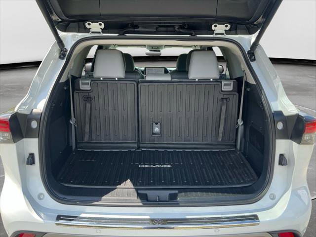 Certified 2025 Toyota Highlander Platinum AWD/4WD image 18