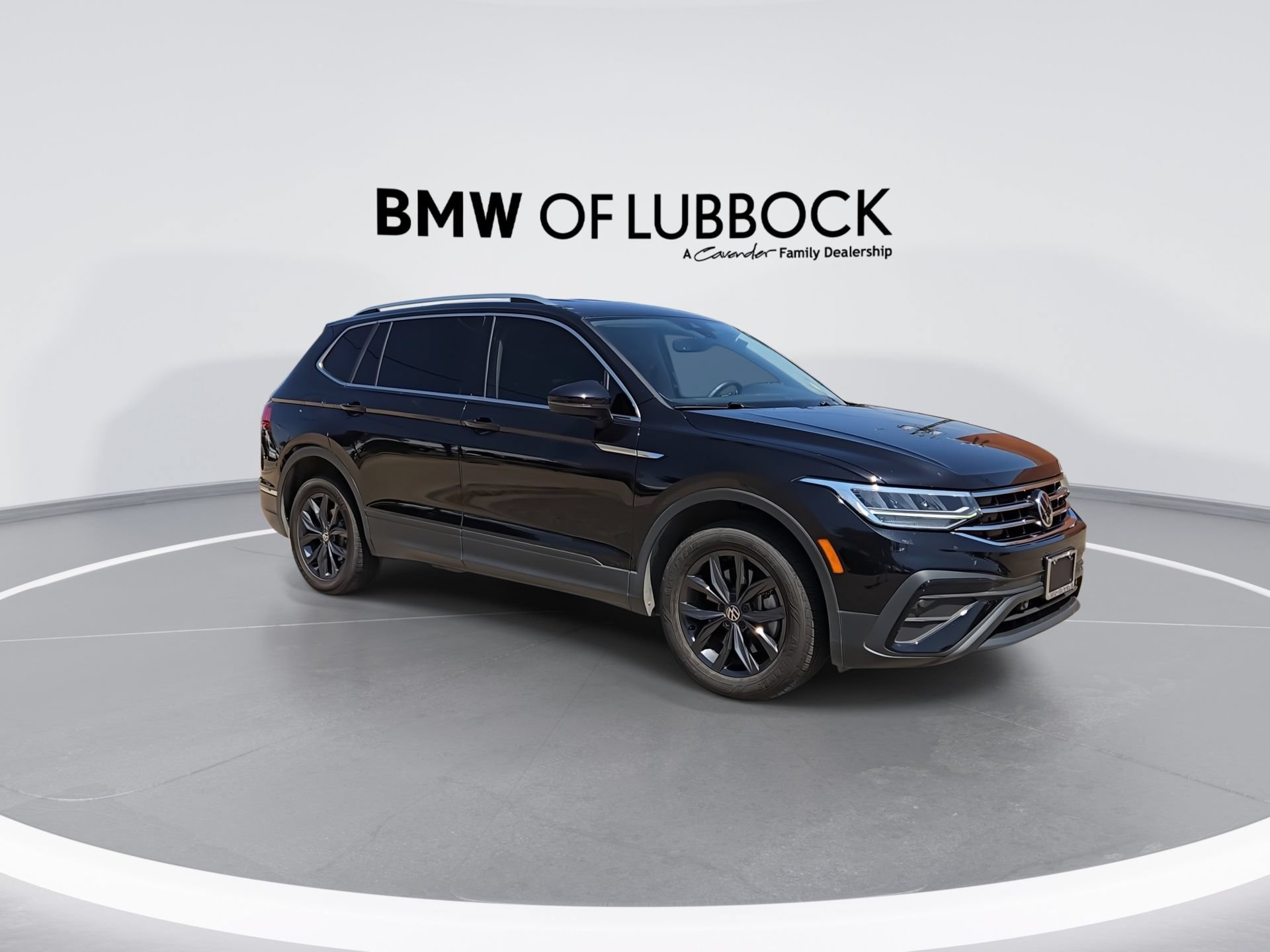 Used 2024 Volkswagen Tiguan SE AWD/4WD image 2