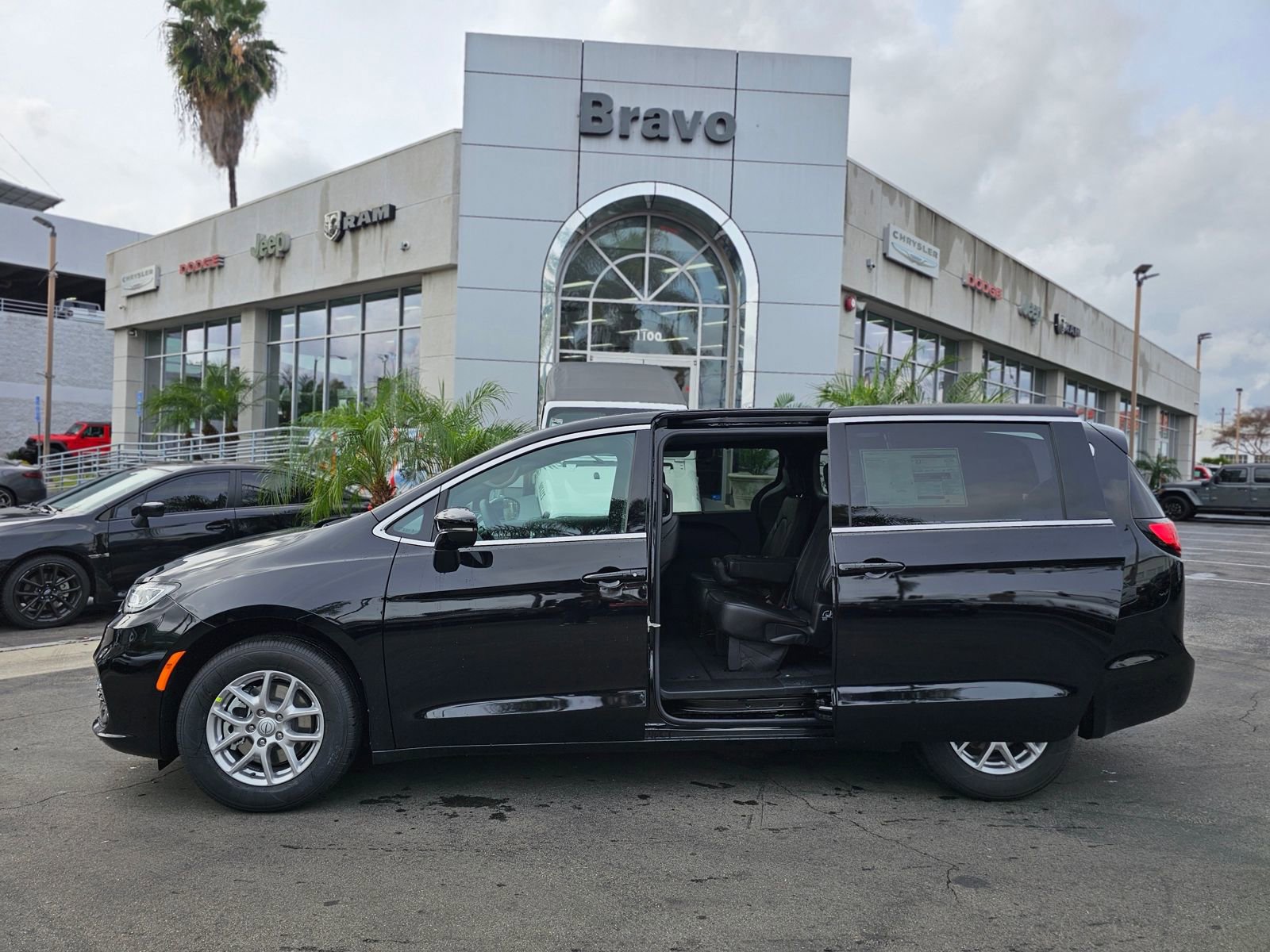 New 2026 Chrysler Pacifica Select image 5