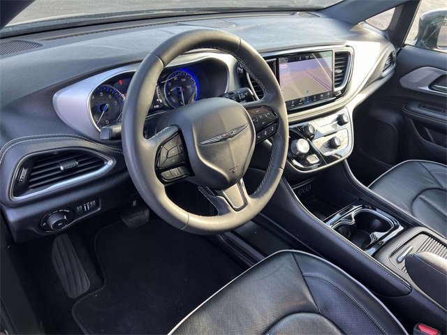 Used 2025 Chrysler Pacifica Limited image 27
