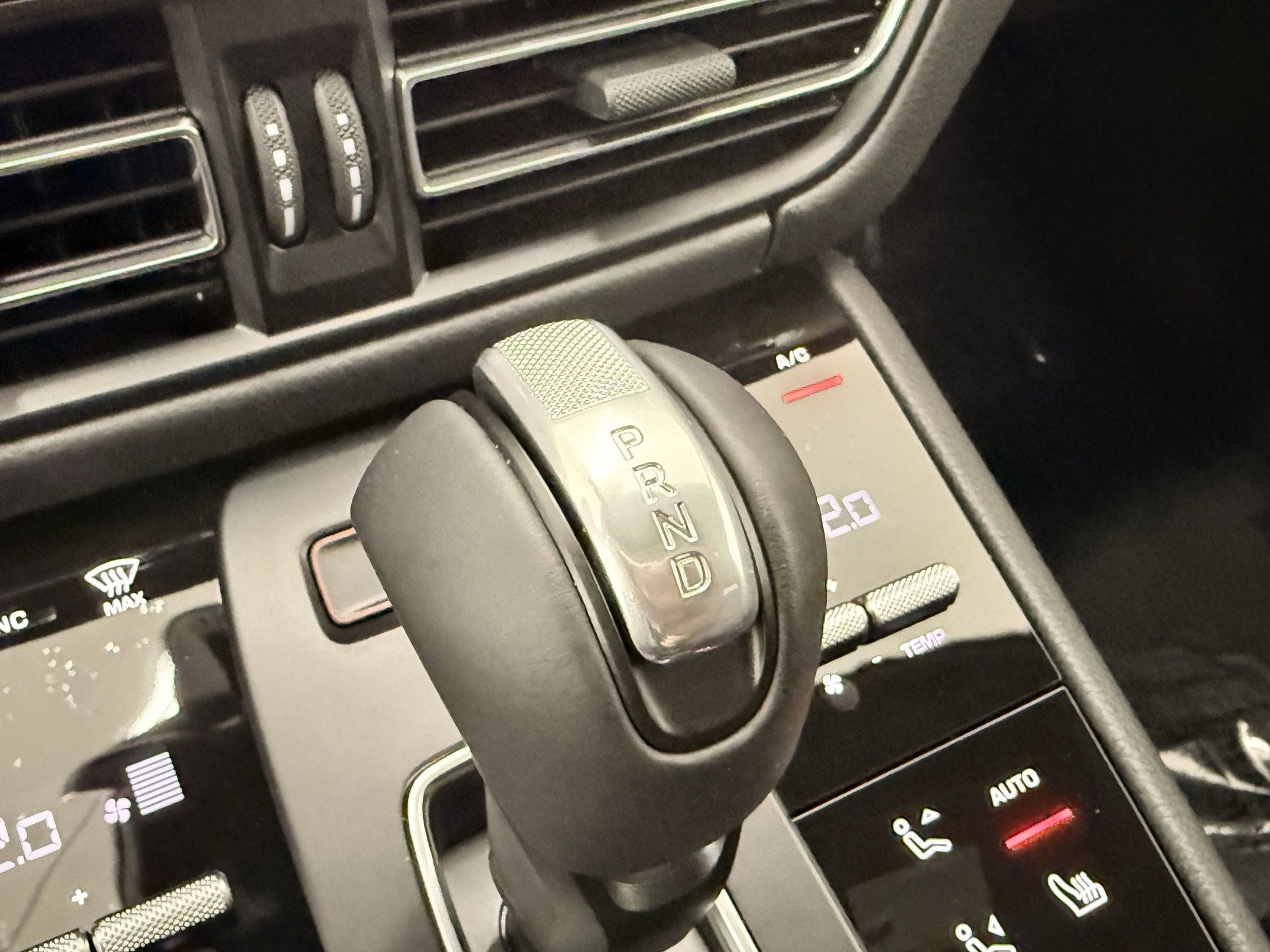 Certified 2025 Porsche Macan image 15