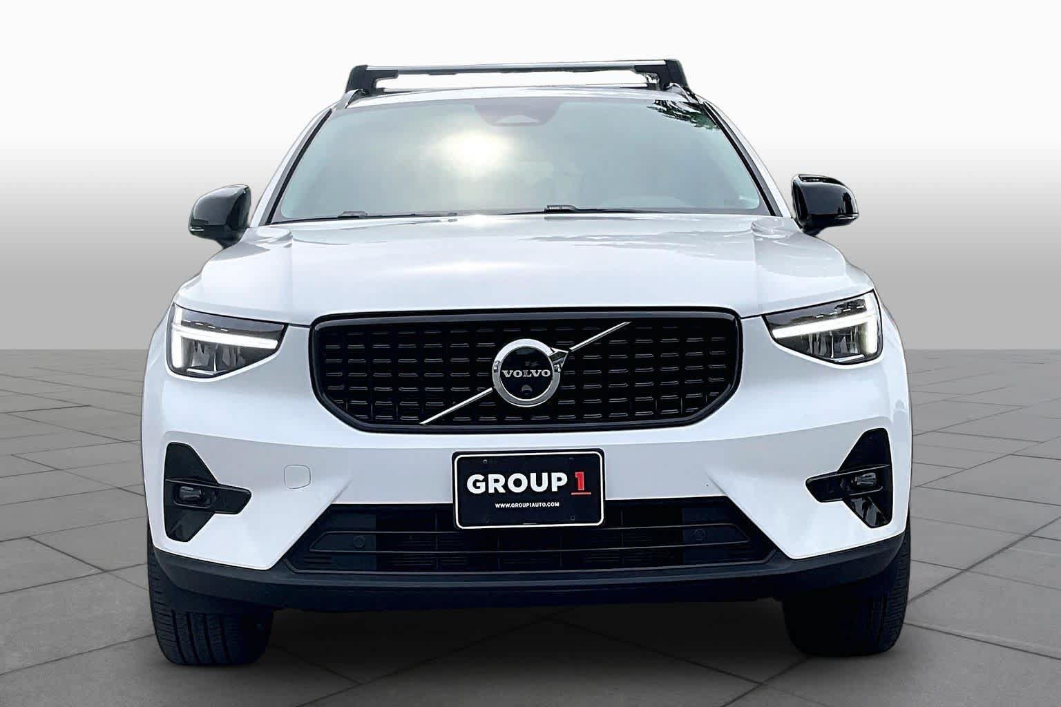 Used 2023 Volvo XC40 B5 Plus AWD/4WD image 3
