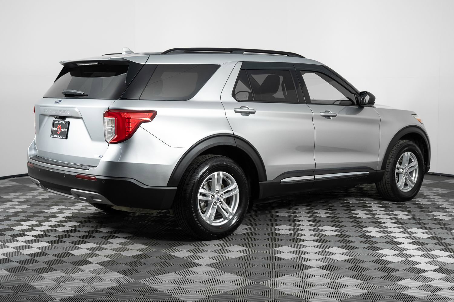 Used 2020 Ford Explorer XLT w/ Equipment Group 202A AWD/4WD image 8
