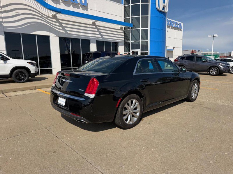 Used 2018 Chrysler 300 Touring image 2