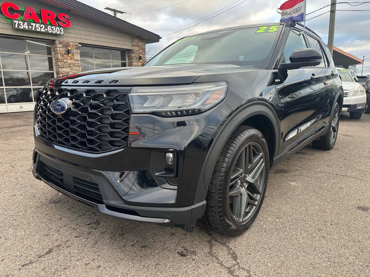 Used 2025 Ford Explorer ST-Line w/ Premium Package image 9