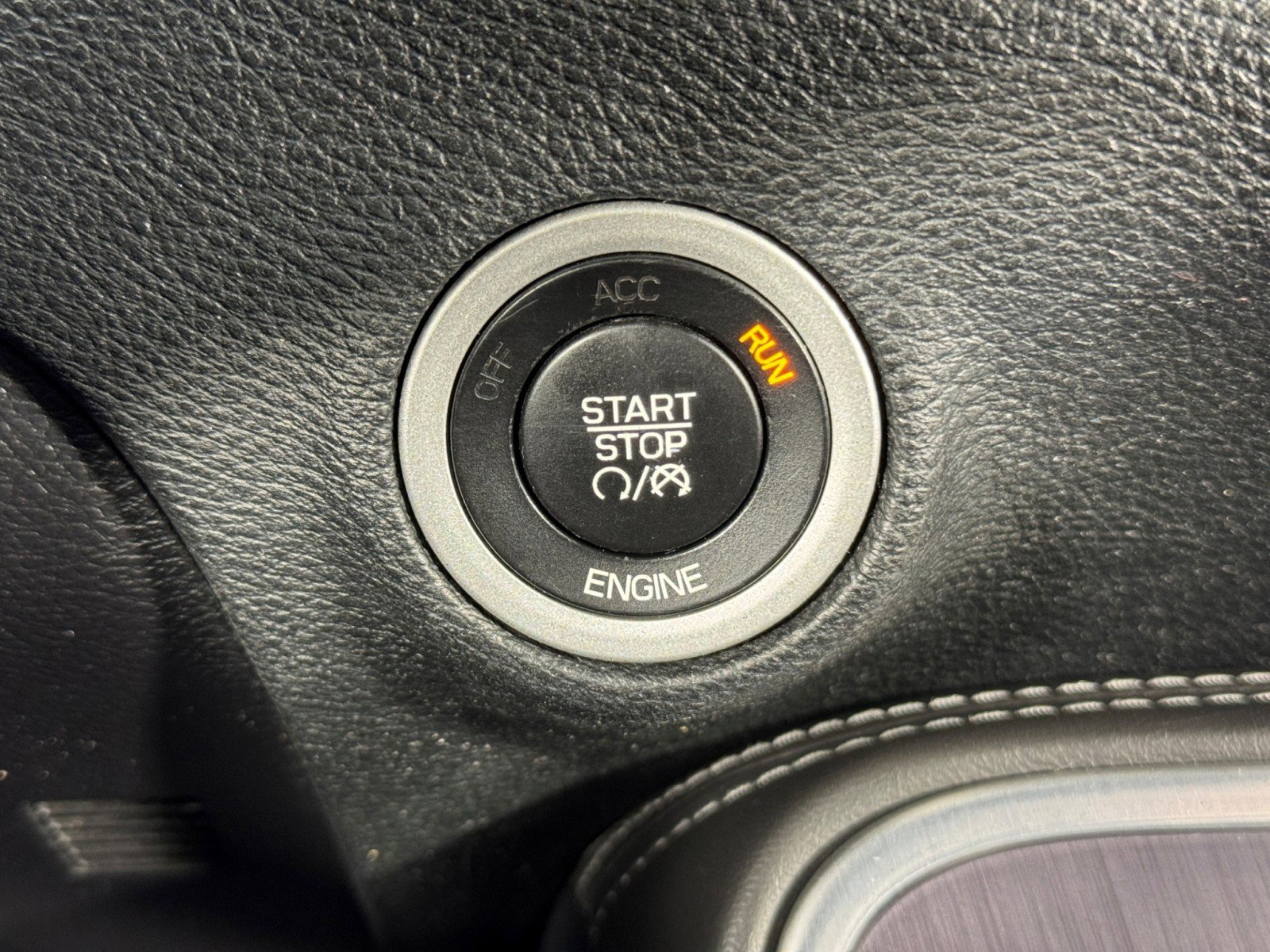 Used 2015 Dodge Challenger SXT image 20