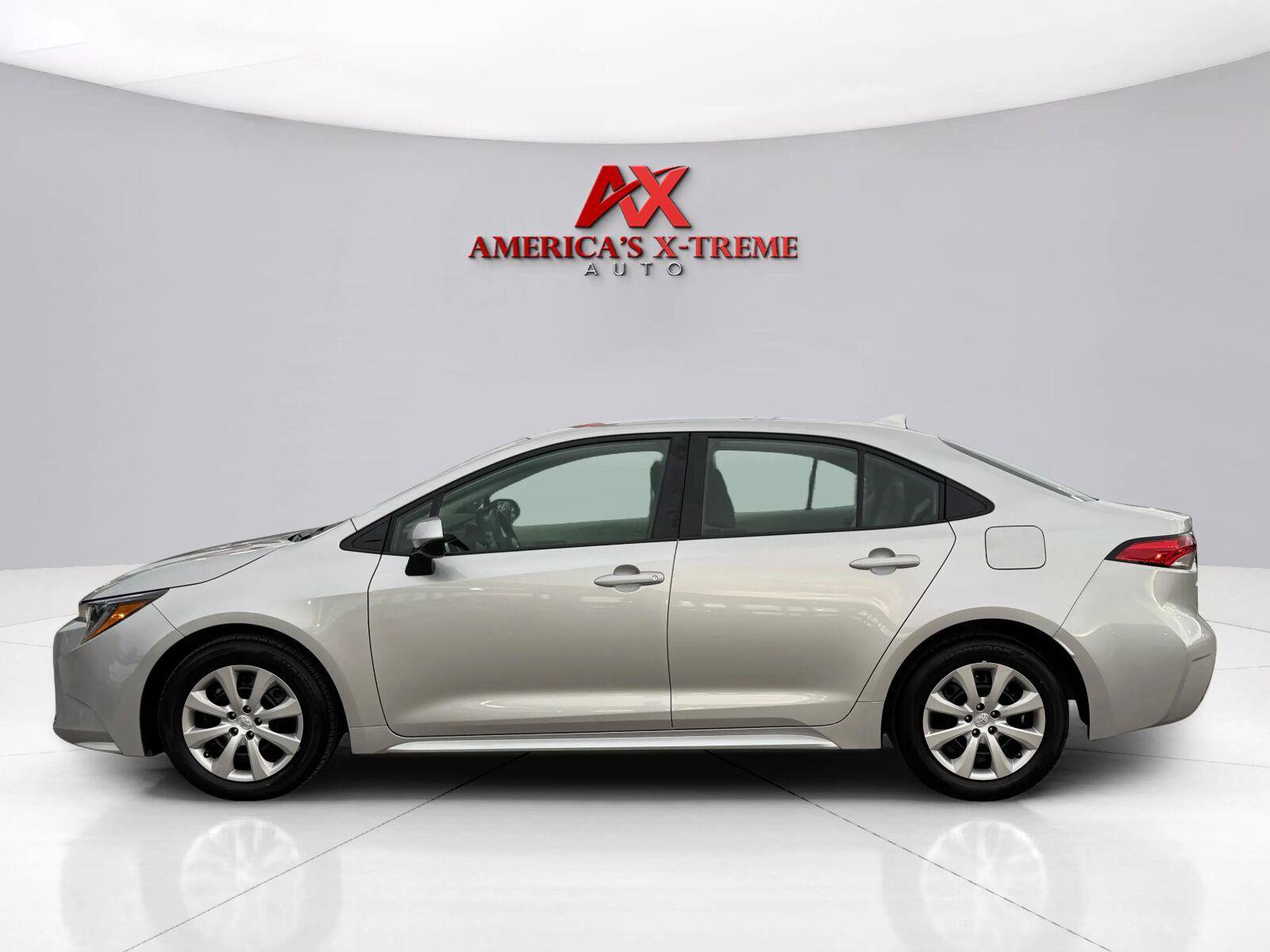 Used 2025 Toyota Corolla LE FWD image 2