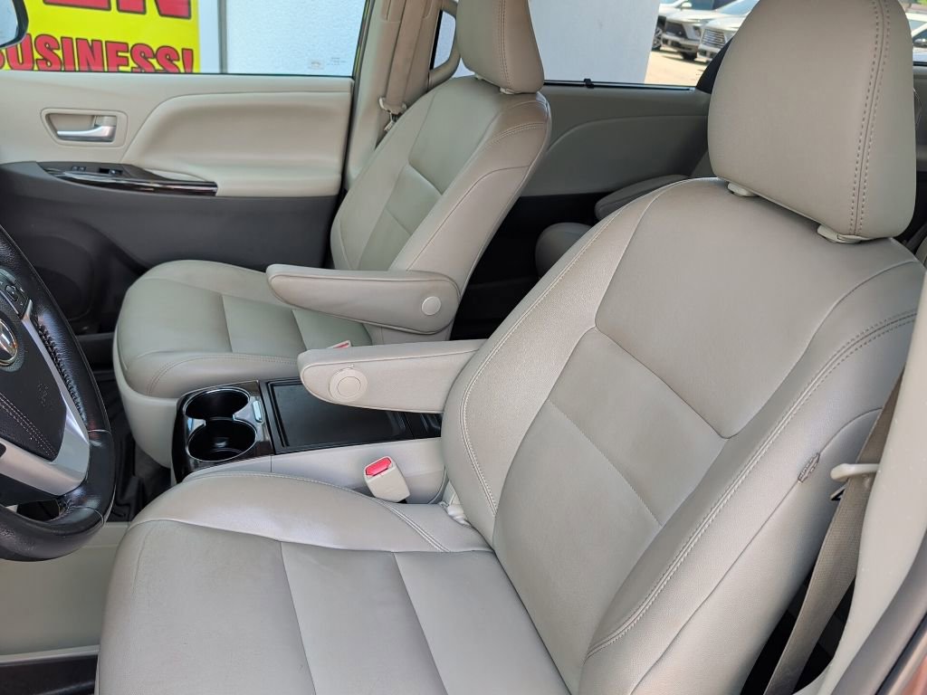 Used 2018 Toyota Sienna XLE Premium FWD image 11