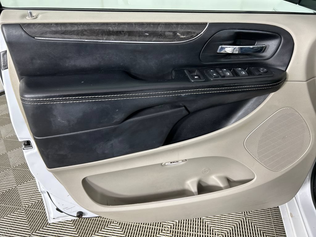 Used 2014 Chrysler Town & Country Touring FWD image 11