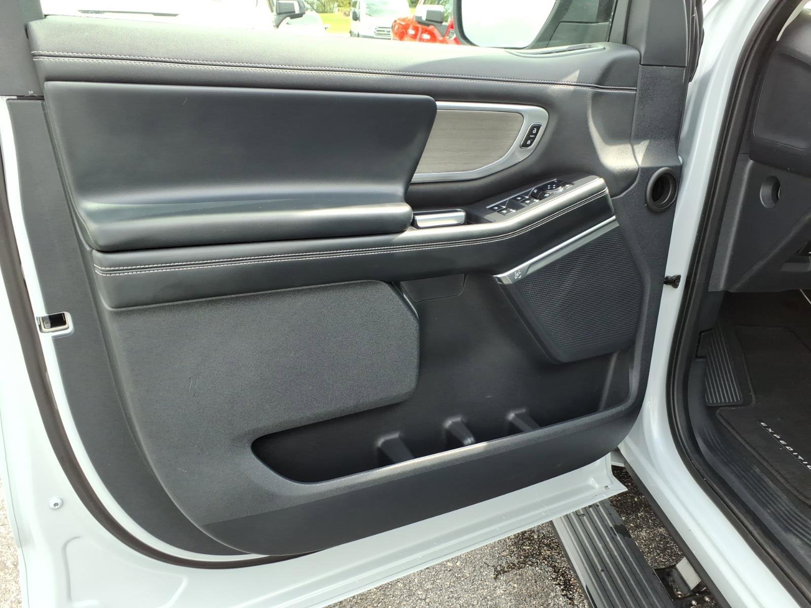 Used 2025 Ford Expedition Platinum AWD/4WD image 13