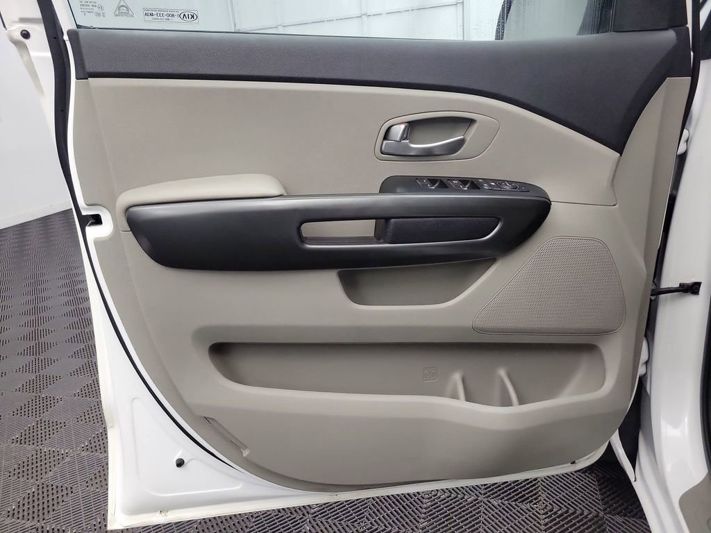Used 2019 Kia Sedona LX image 18