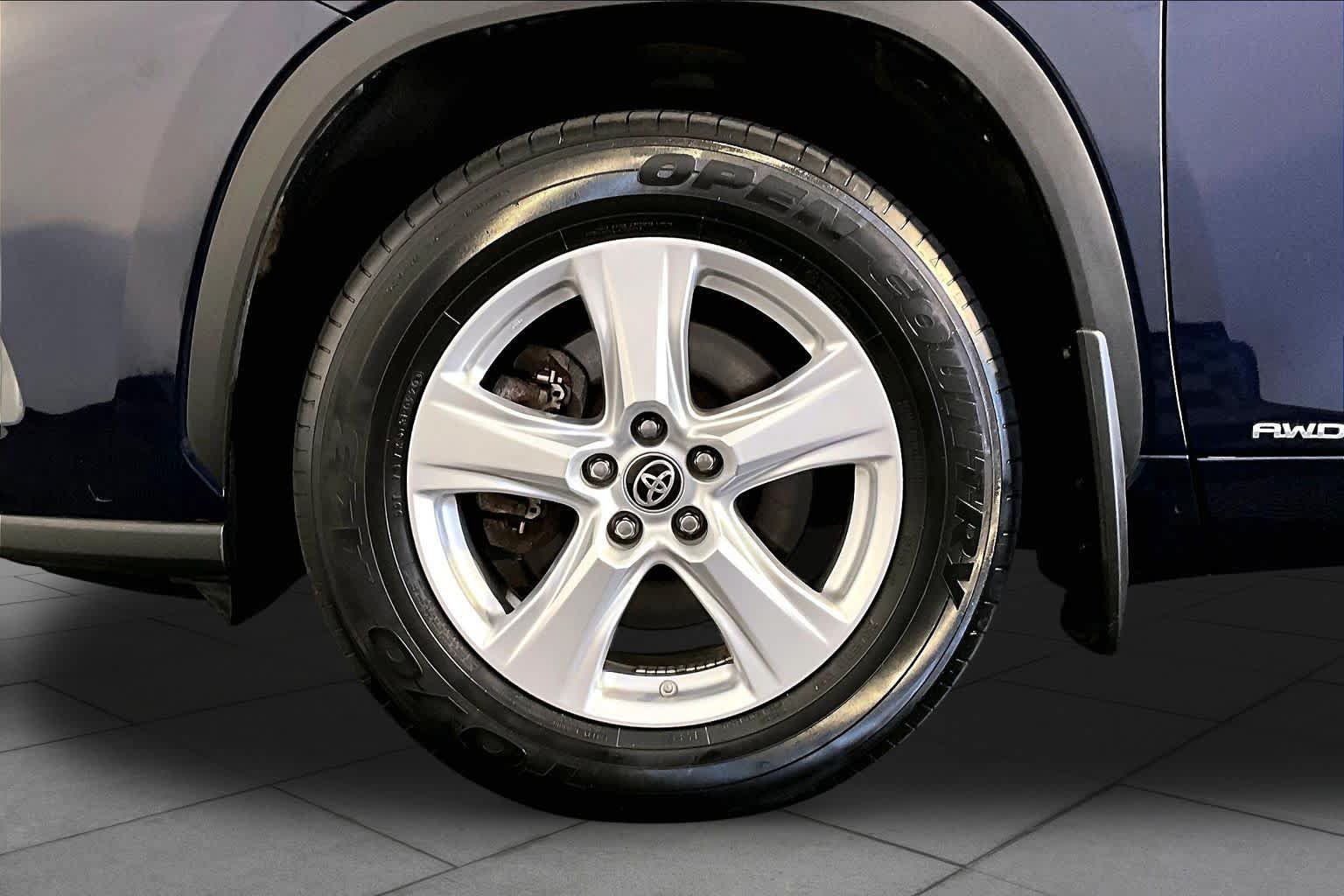 Used 2020 Toyota Highlander LE AWD/4WD image 11