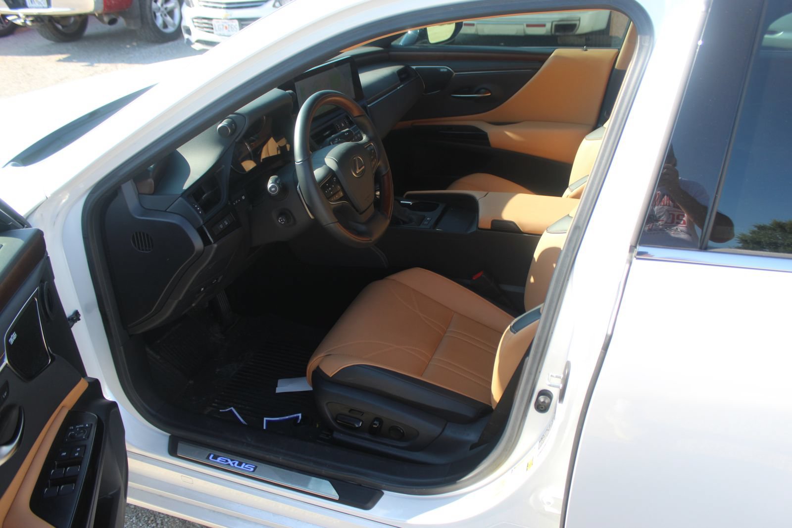 Used 2025 Lexus ES 300h w/ Luxury Package FWD image 10