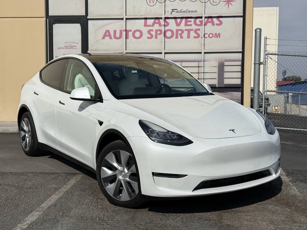 Used 2023 Tesla Model Y Long Range AWD/4WD image 2