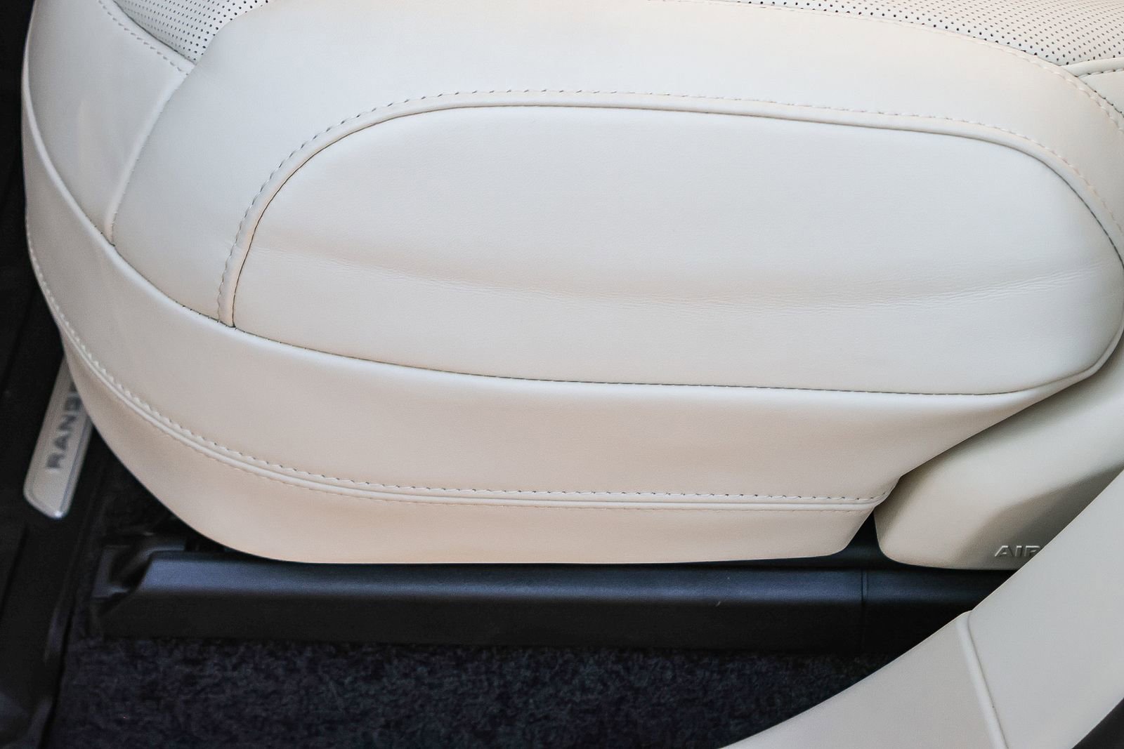 New 2026 Land Rover Range Rover SE image 30