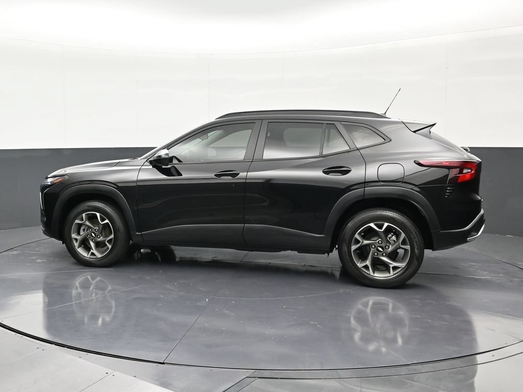 Used 2024 Chevrolet Trax LT FWD image 2