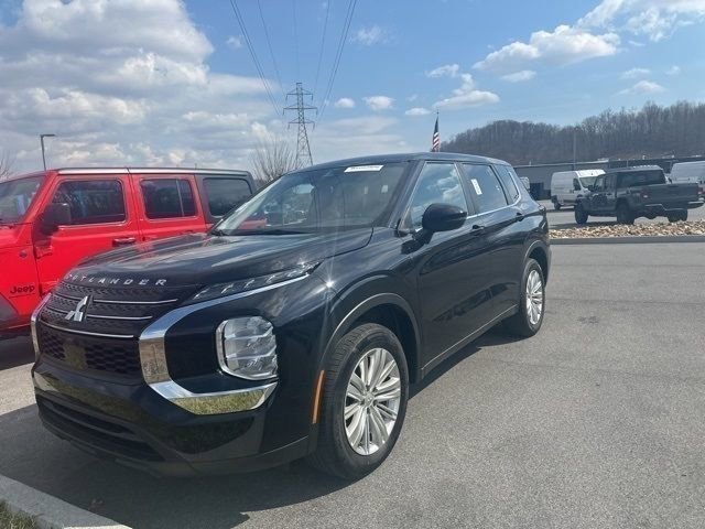 Used 2024 Mitsubishi Outlander ES image 2