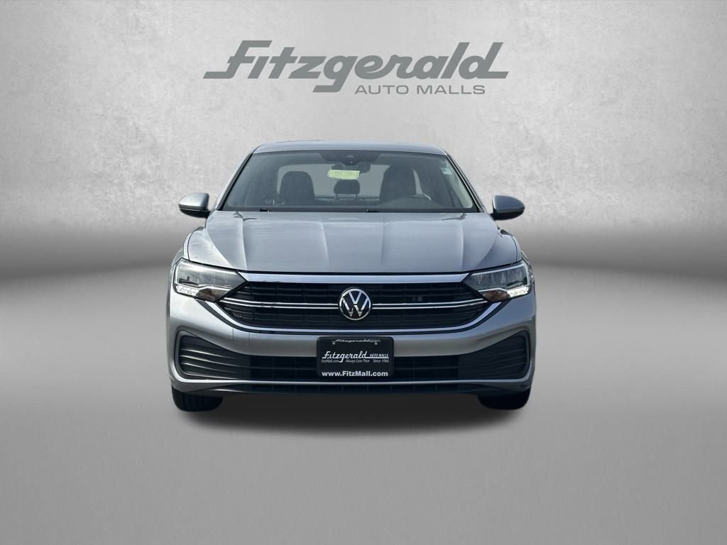 Used 2024 Volkswagen Jetta SE image 3