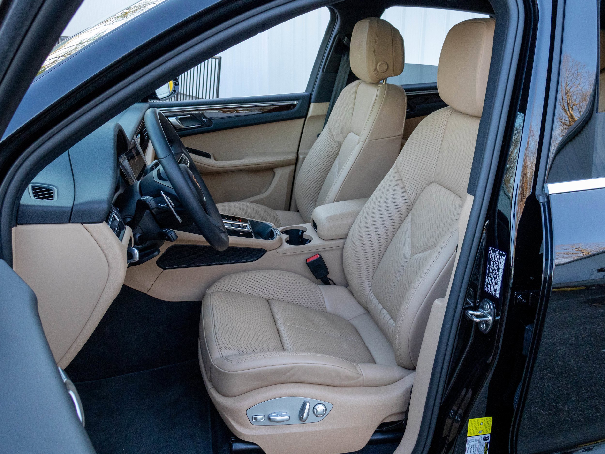 Certified 2025 Porsche Macan AWD/4WD image 5