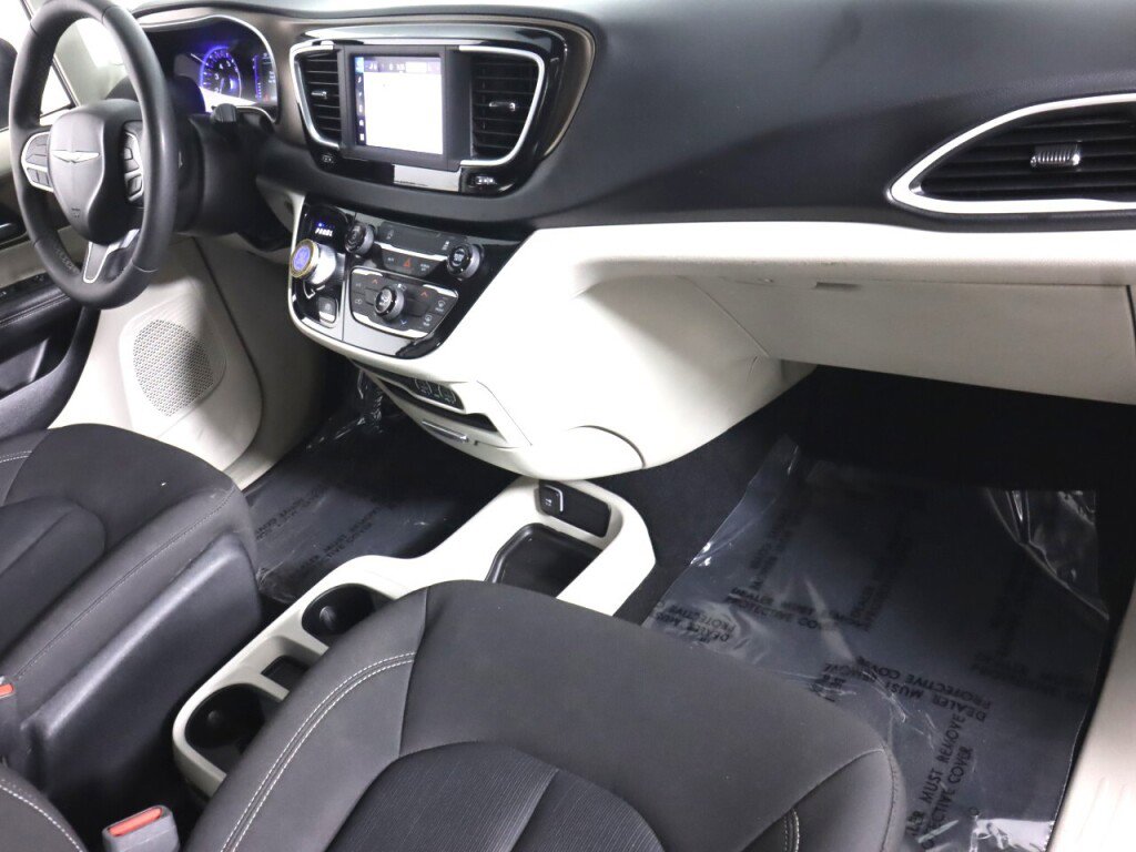 Used 2022 Chrysler Voyager LX image 38