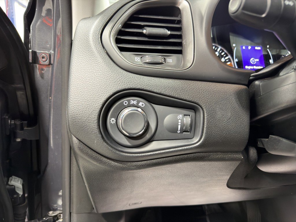 Used 2023 Jeep Renegade Latitude image 37