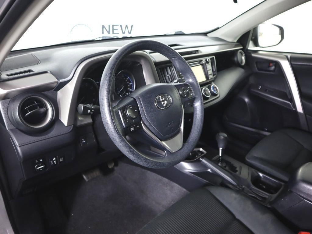 Used 2018 Toyota RAV4 LE AWD/4WD image 11