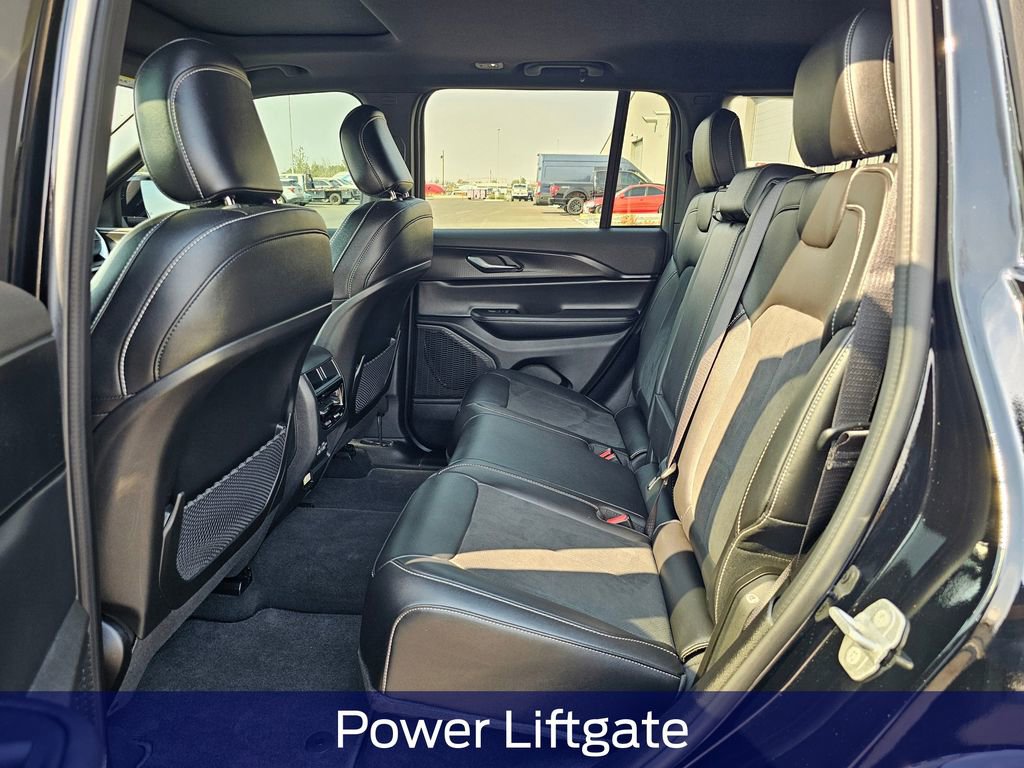 Used 2025 Jeep Grand Cherokee Altitude image 14