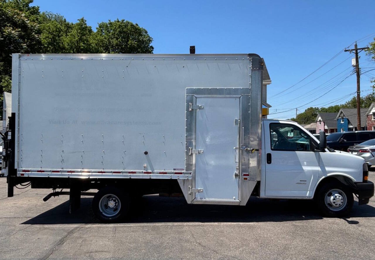 Used 2021 Chevrolet Express 4500 Extended w/ Power Convenience Package RWD image 1