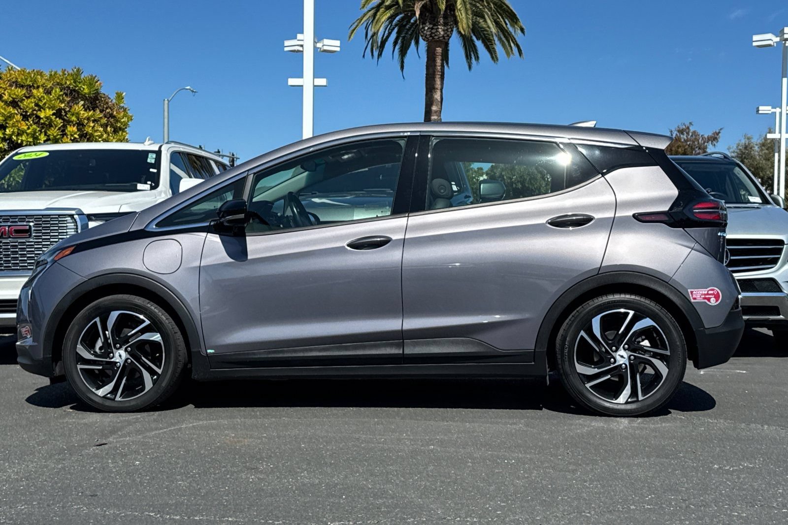 Used 2023 Chevrolet Bolt LT w/ Infotainment Package FWD image 8