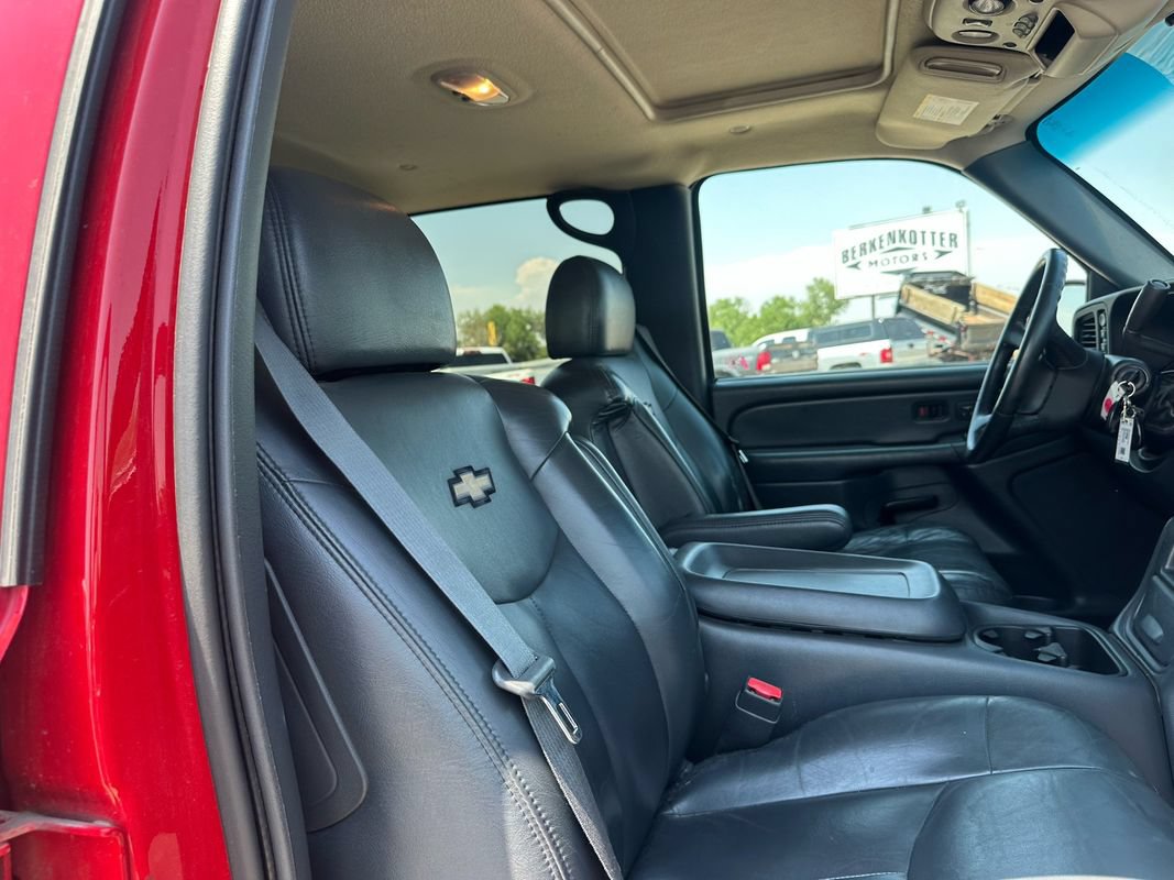Used 2002 Chevrolet Avalanche 2500 w/ Convenience Pkg AWD/4WD image 16