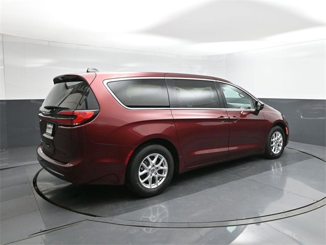Used 2023 Chrysler Pacifica Touring-L image 11