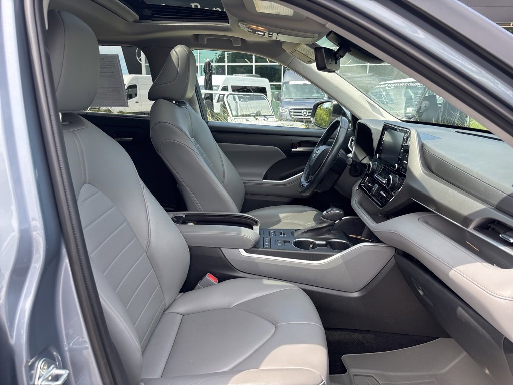 Used 2021 Toyota Highlander XLE image 34