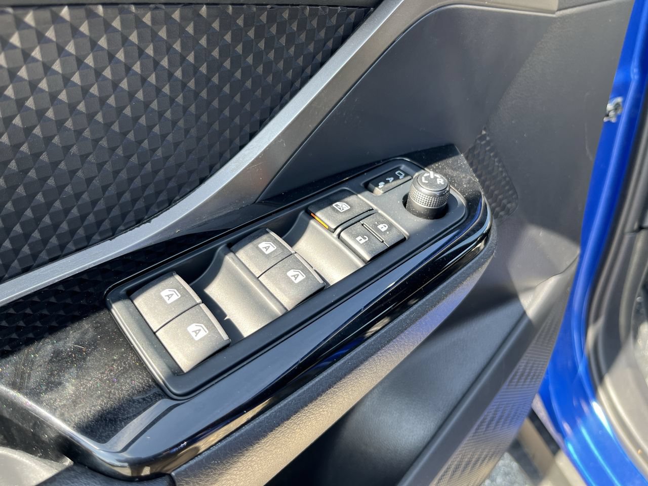 Used 2019 Toyota C-HR XLE FWD image 3