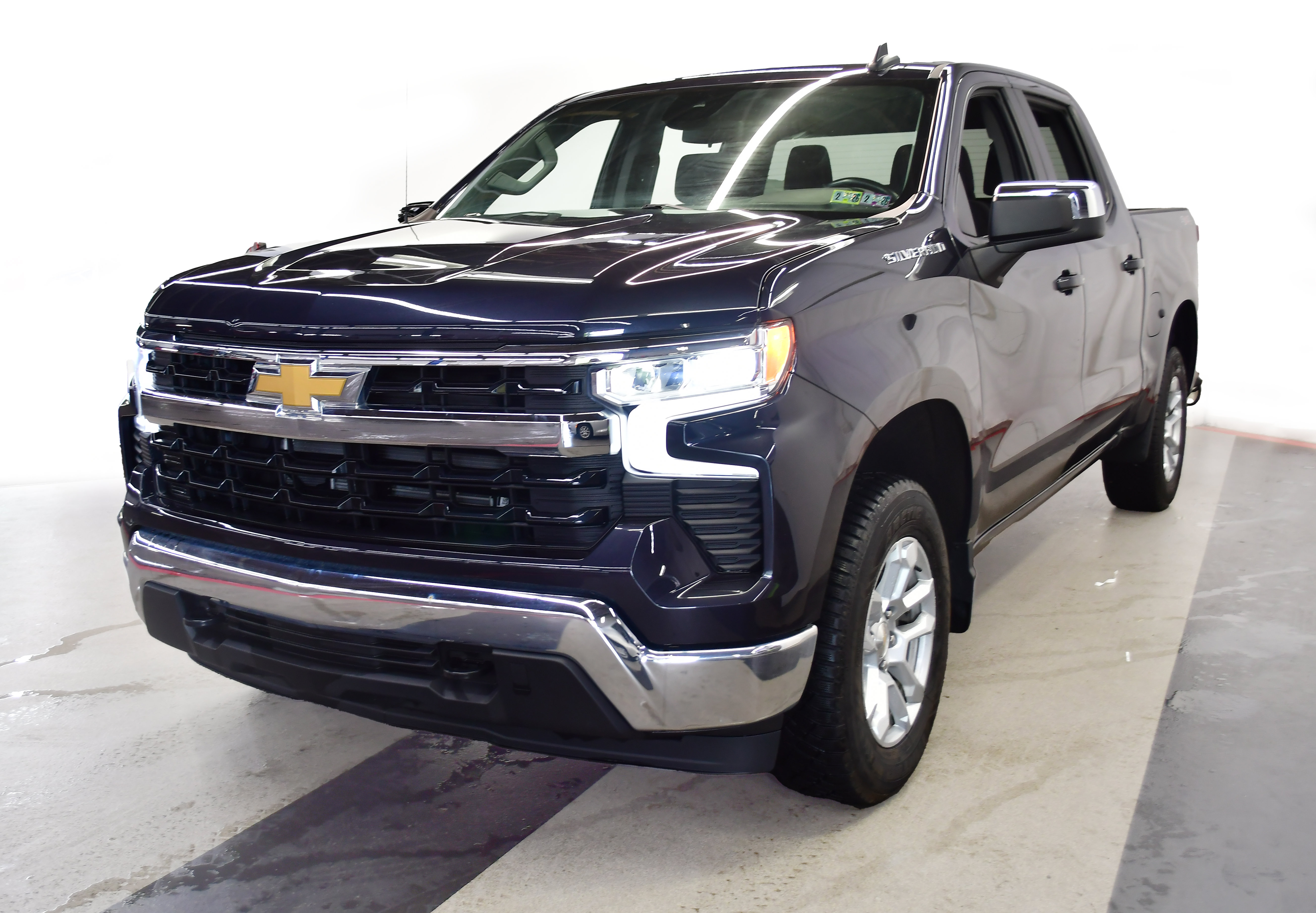 Used 2022 Chevrolet Silverado 1500 LT AWD/4WD image 4
