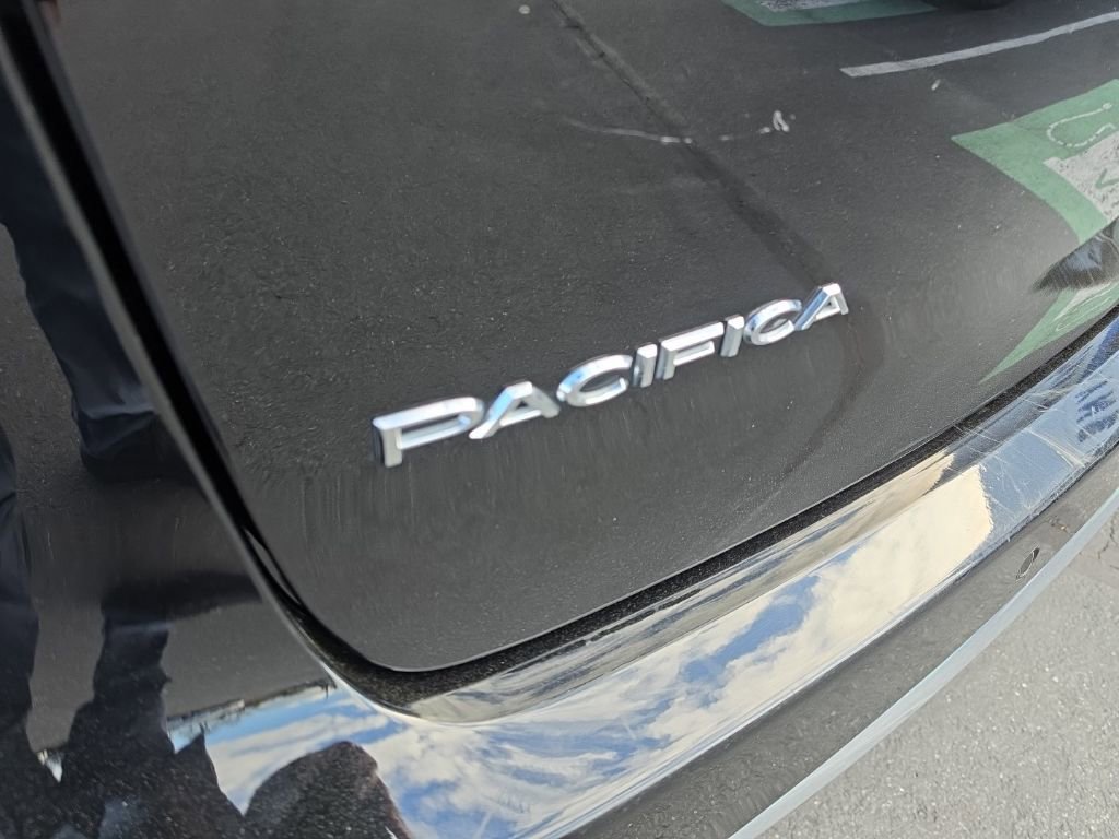 Used 2024 Chrysler Pacifica Touring-L FWD image 36