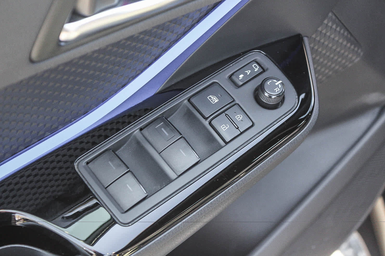 Used 2021 Toyota C-HR XLE FWD image 26