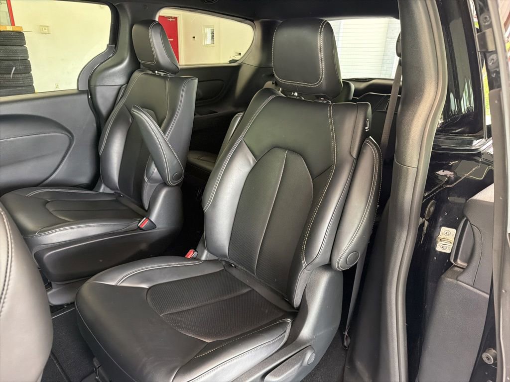 Used 2023 Chrysler Pacifica Touring-L w/ S Appearance Package FWD image 21