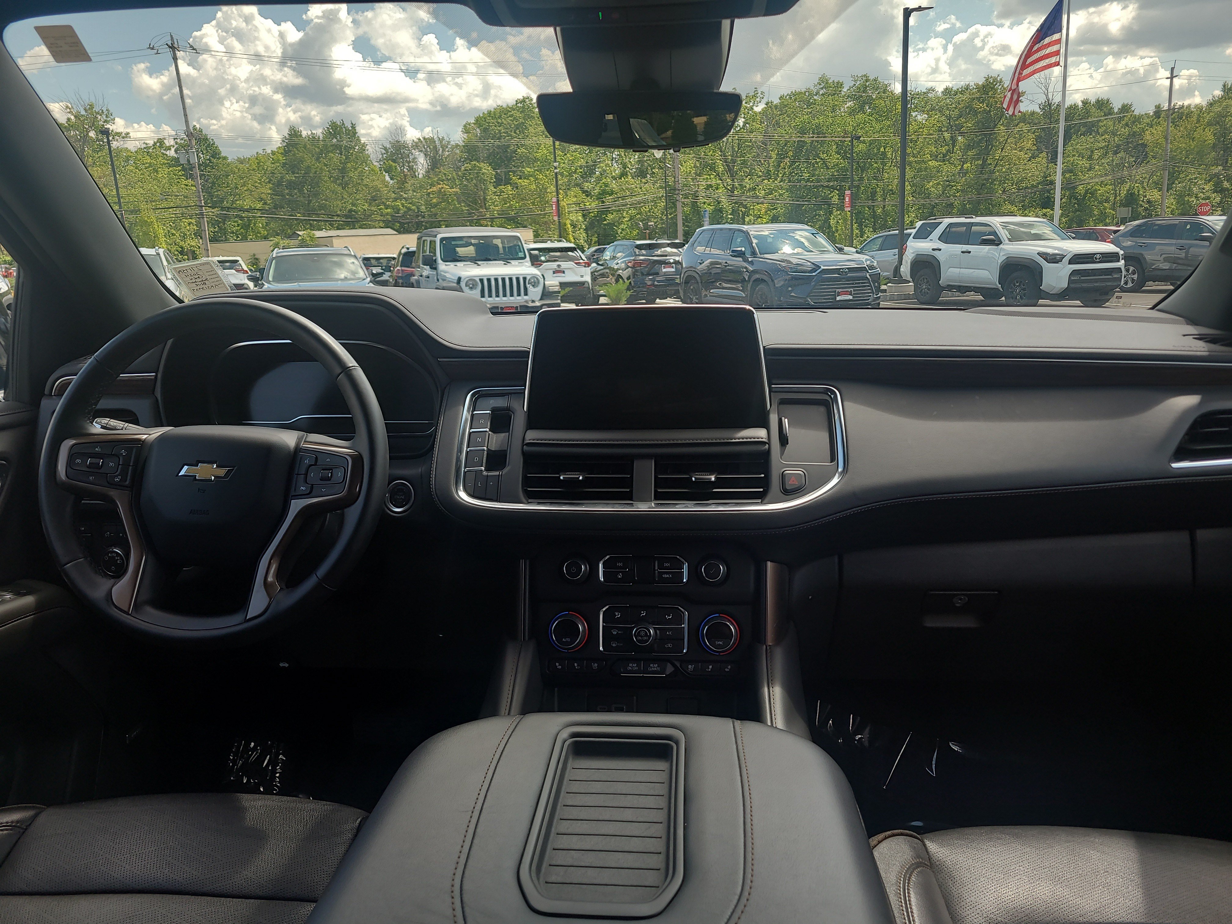 Used 2024 Chevrolet Suburban High Country AWD/4WD image 18