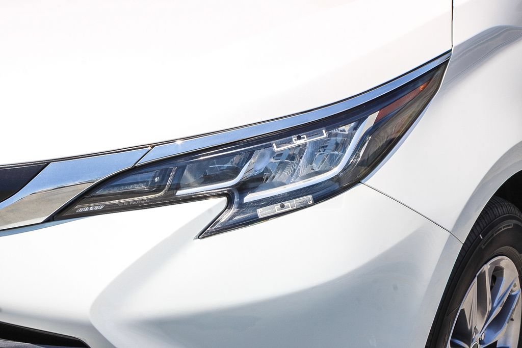 Used 2021 Toyota Sienna XLE w/ XLE Plus Package FWD image 5