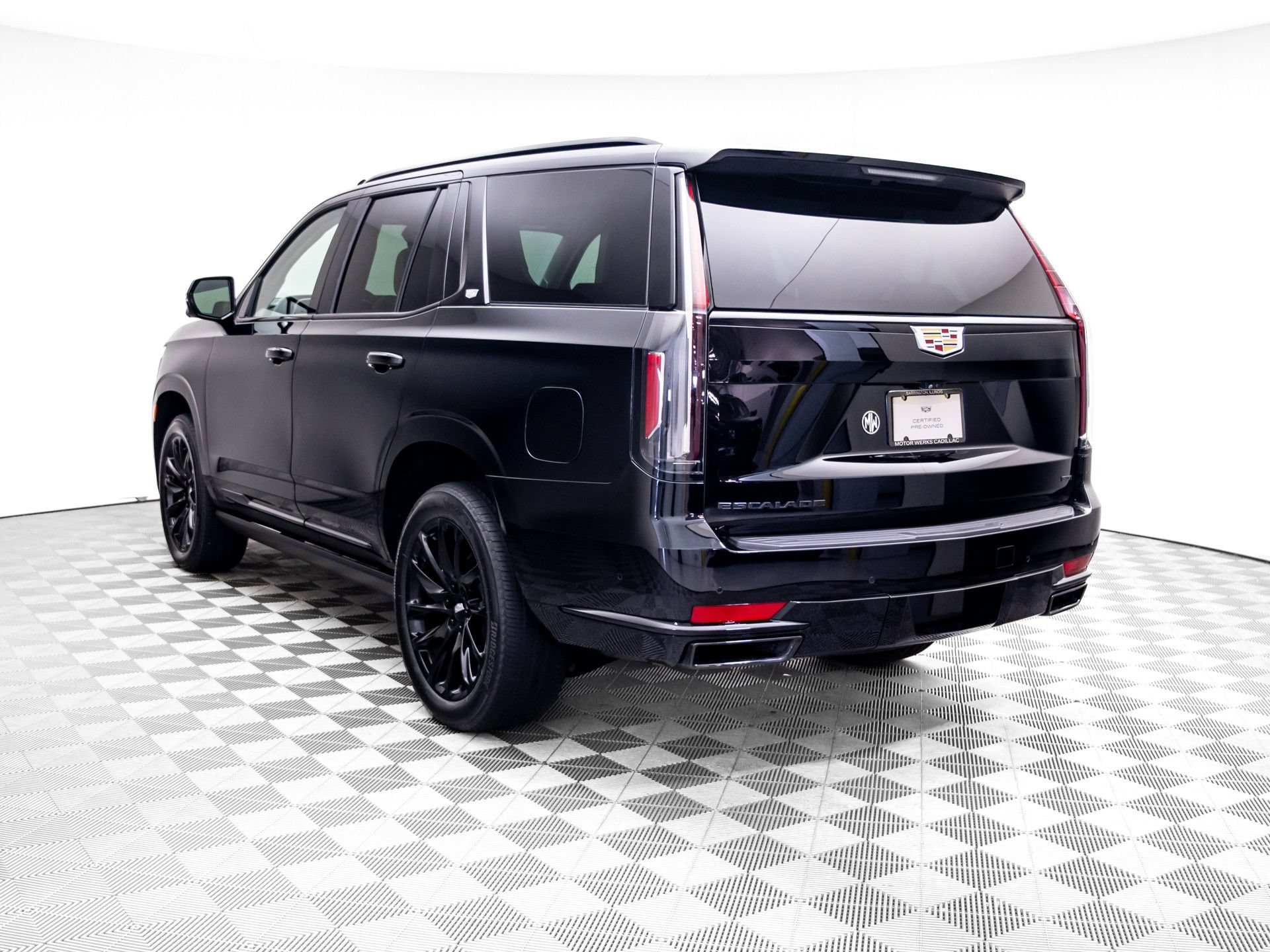Used 2024 Cadillac Escalade Sport Platinum w/ LPO, ONYX Package AWD/4WD image 3