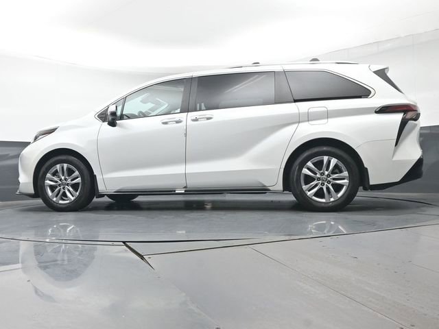 Used 2023 Toyota Sienna Limited image 37