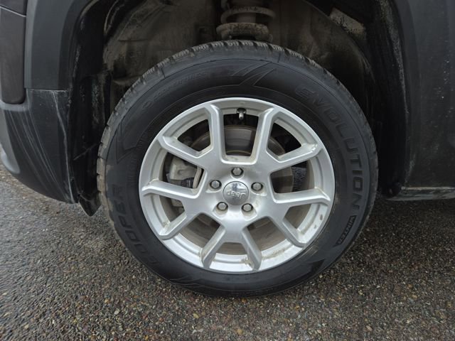 Used 2018 Jeep Renegade Latitude w/ Cold Weather Group image 7