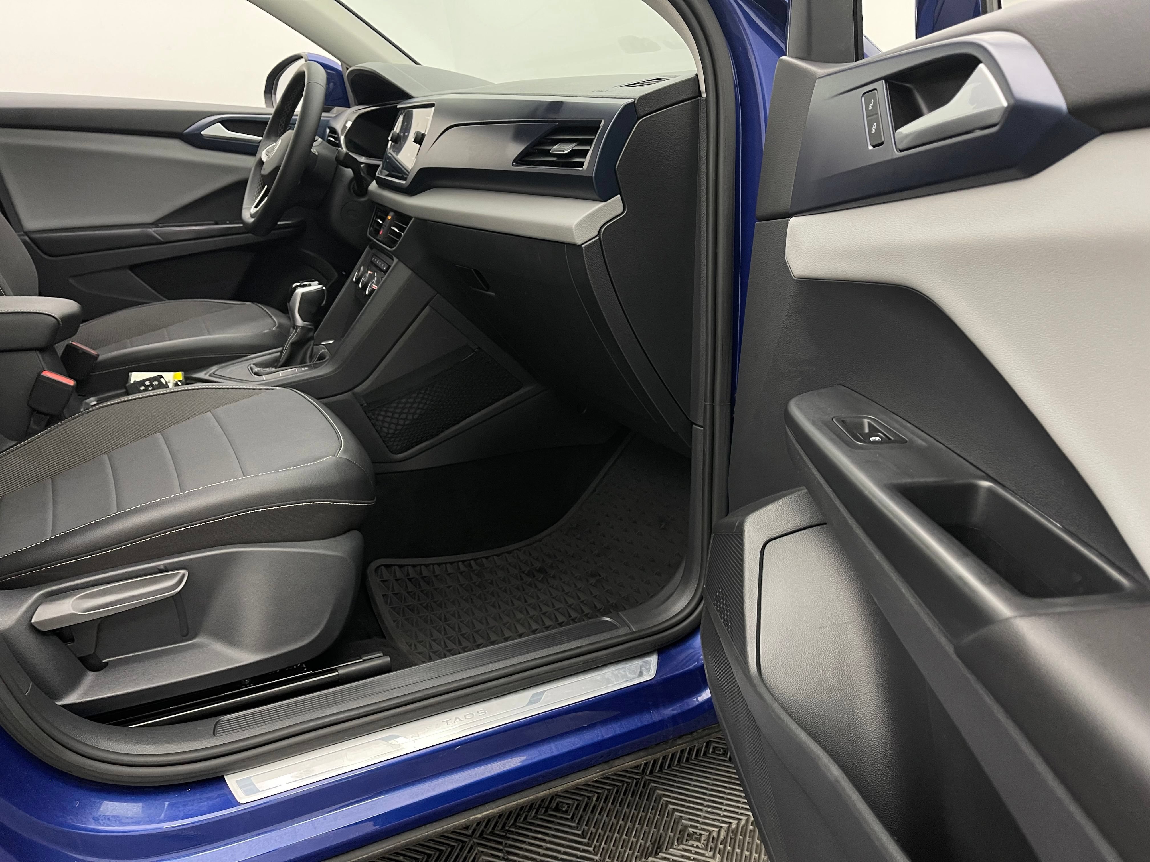 Used 2022 Volkswagen Taos SE w/ Panoramic Sunroof Package FWD image 31