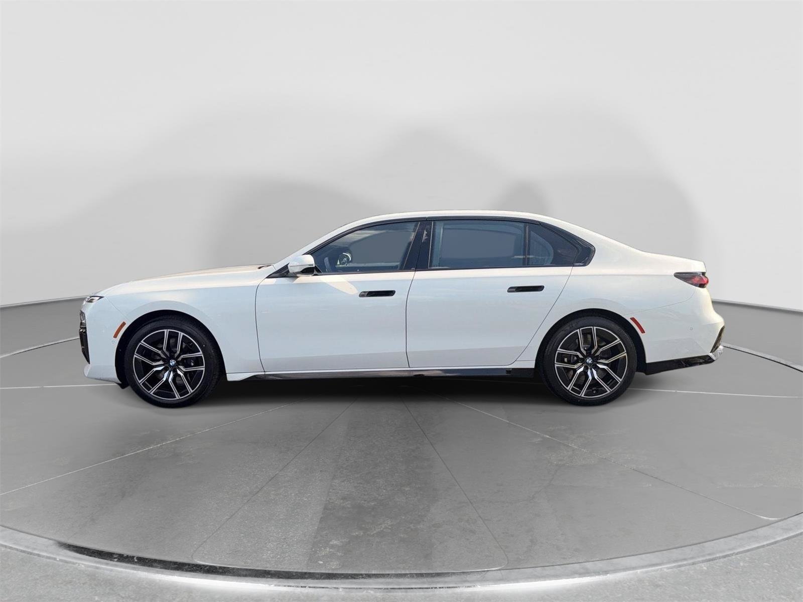 Certified 2025 BMW 760i xDrive w/ Premium Package AWD/4WD image 2