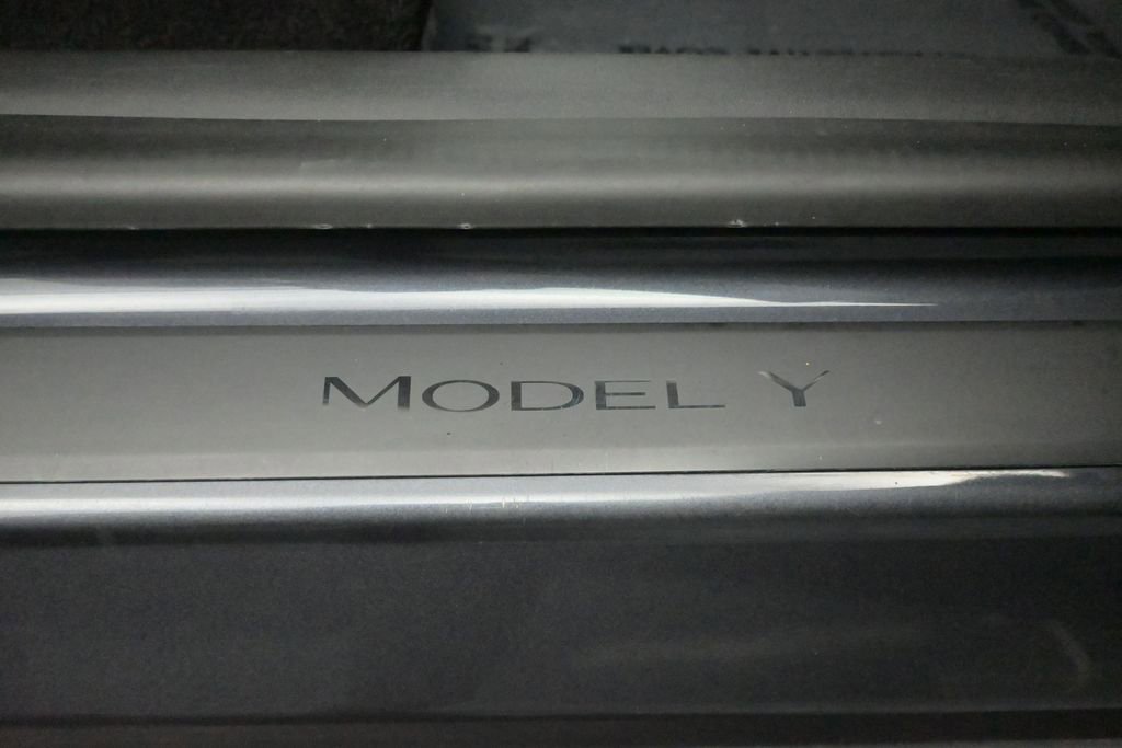 Used 2021 Tesla Model Y Long Range AWD/4WD image 16