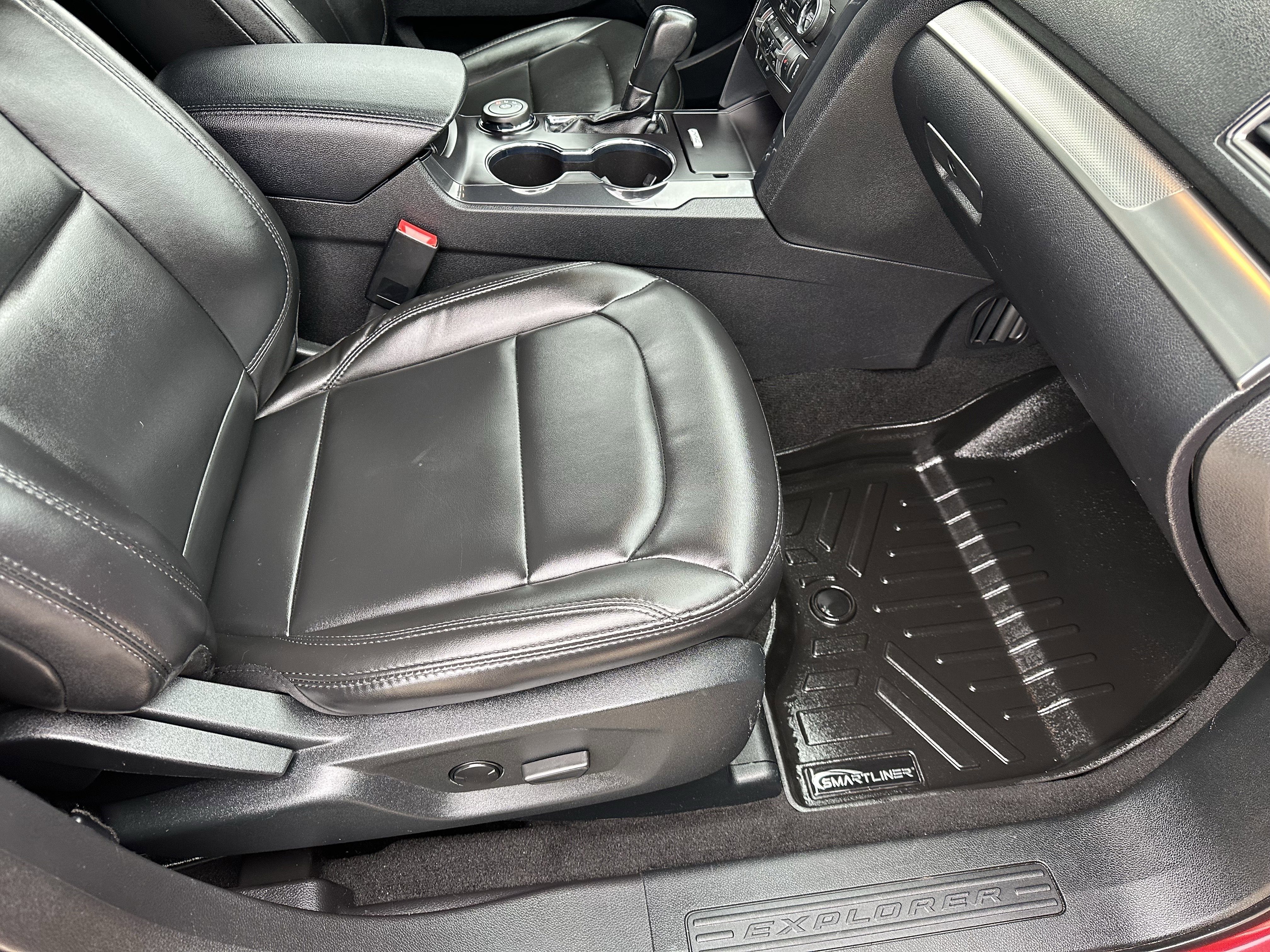 Used 2019 Ford Explorer XLT w/ Equipment Group 202A AWD/4WD image 10