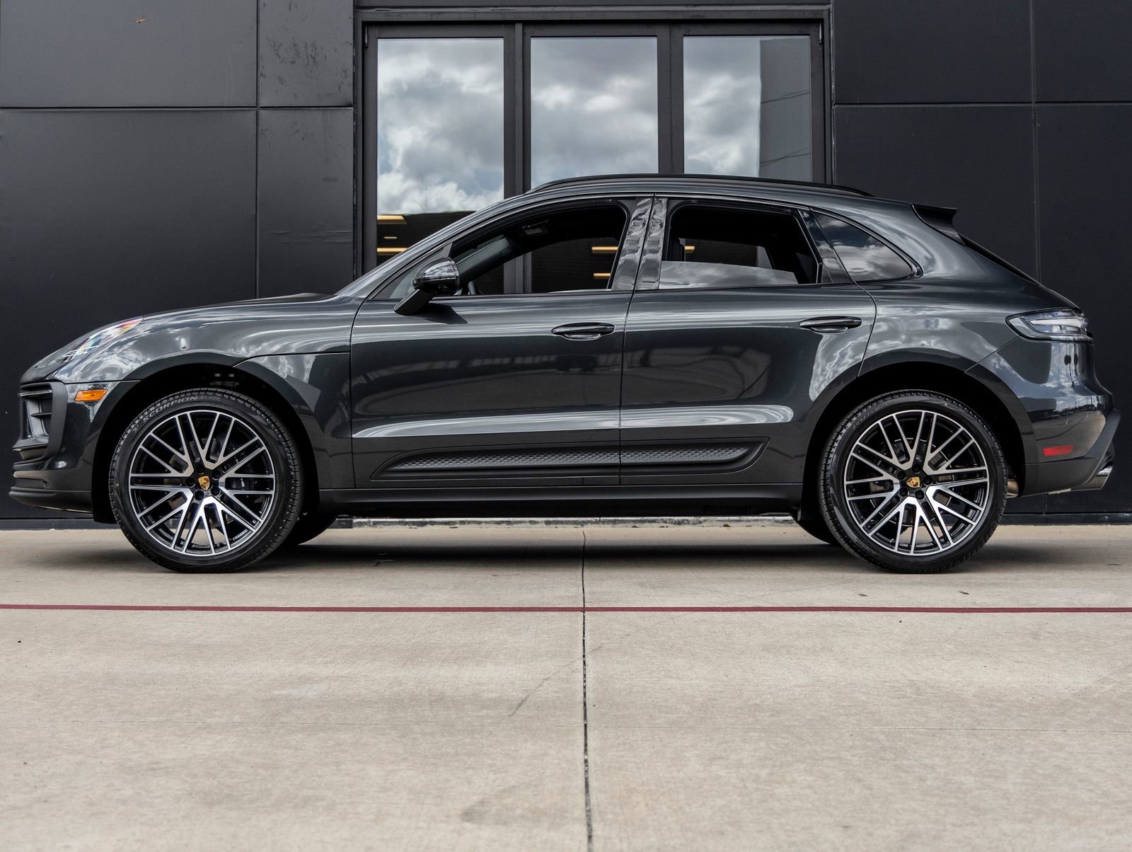Certified 2026 Porsche Macan AWD/4WD image 2